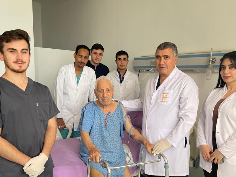 100 yaşlı xəstə Tədris Cərrahiyyə Klinikada uğurlu əməliyyat olunub